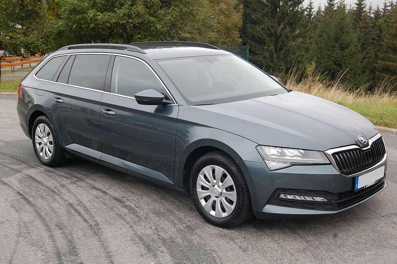 Grau Gebraucht 2019 Skoda Superb Ambition Kombi | 22.900 € (Fairer Preis) - Bild 1/4