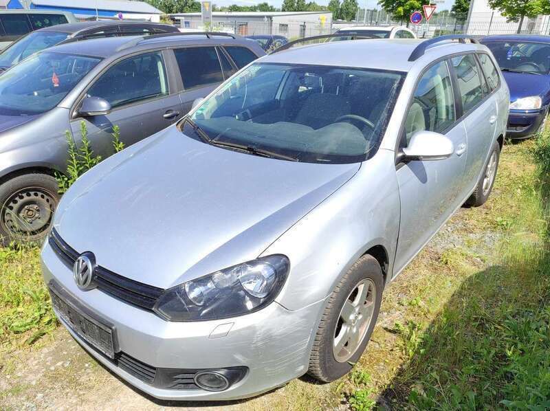 Reflexsilber metallic Gebraucht 2011 VW Golf VI Trendline Kombi | 2.899 € (Superpreis) - Bild 1/4