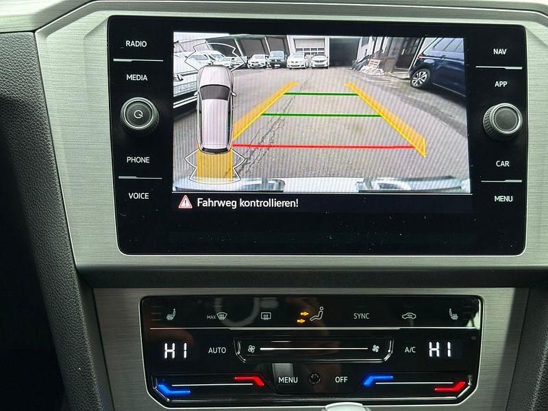 Gebraucht VW Passat 150 PS (110 kW) 2022 Weiß Kombi