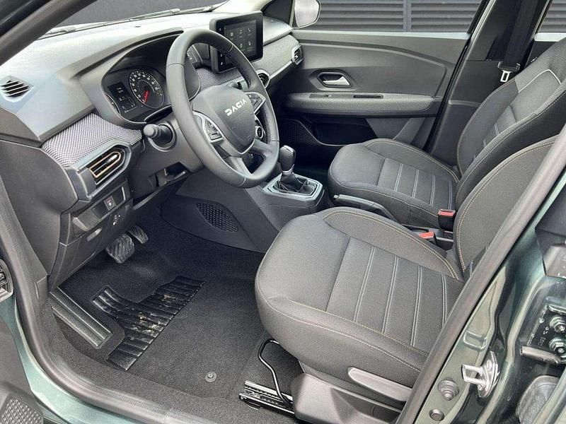 Neu Dacia Sandero Expression 91 PS (66 kW) 2025 Zedergrün Kleinwagen