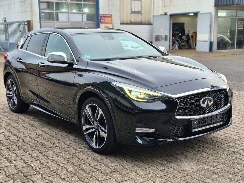 Schwarz Gebraucht 2016 Infiniti Q30 Kleinwagen | 14.499 € (Etwas zu teuer) - Bild 1/4