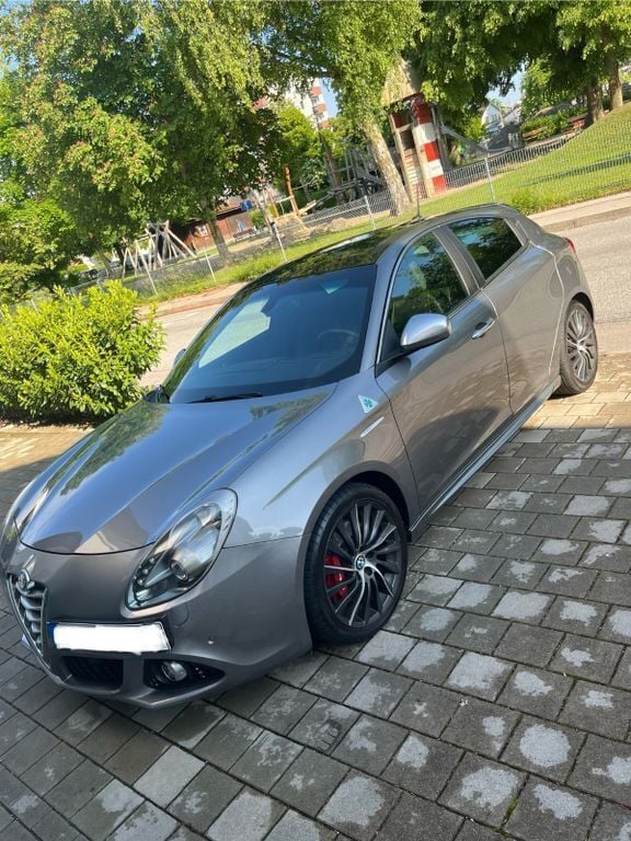 Grau Gebraucht 2013 Alfa Romeo Giulietta Quadrifoglio Verde Kleinwagen | 10.000 € (Teuer) - Bild 1/4