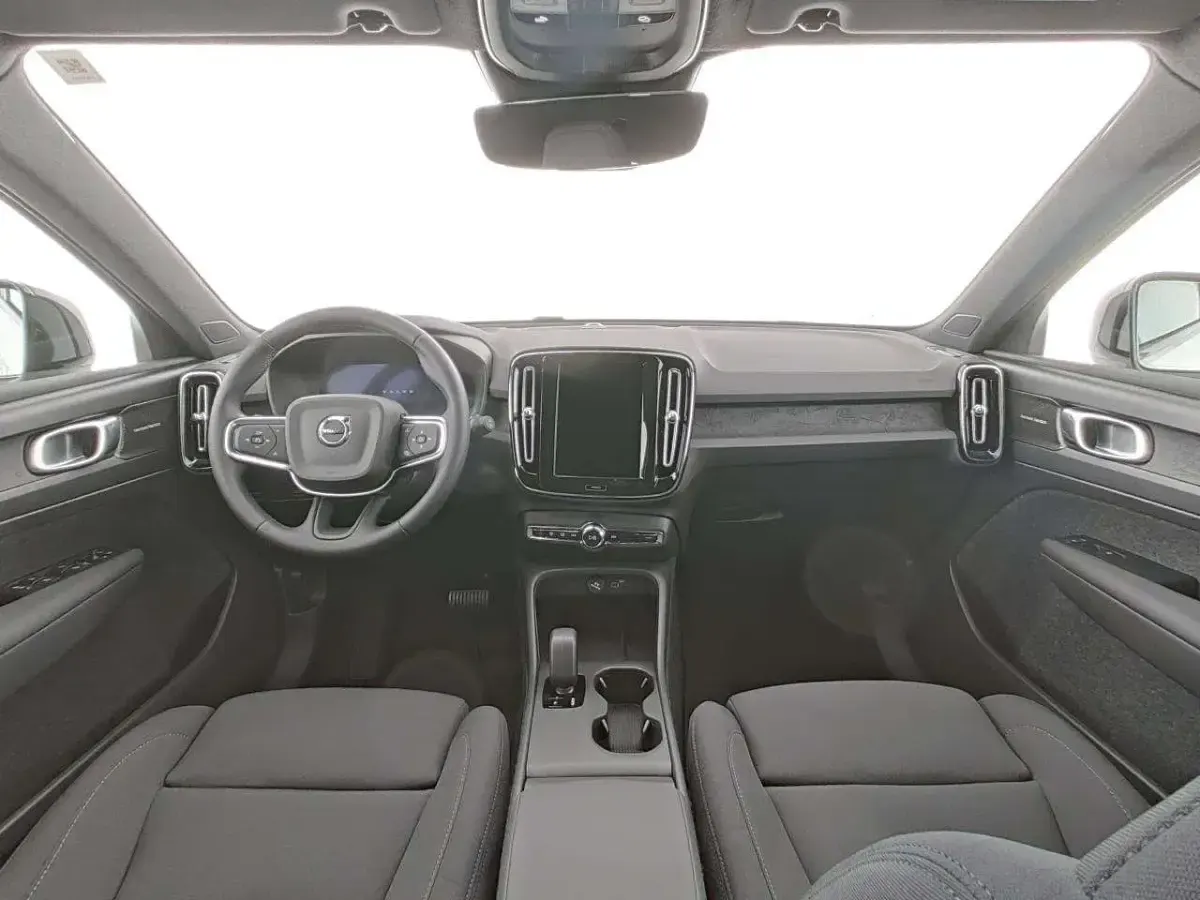 Gebraucht Volvo EX40 Plus 185 kW (252 PS) 2025 Weiß SUV