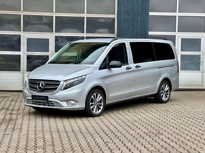 Brillantsilber metallic Gebraucht 2023 Mercedes Vito Van / Kleinbus | 71.400 € - Bild 1/4