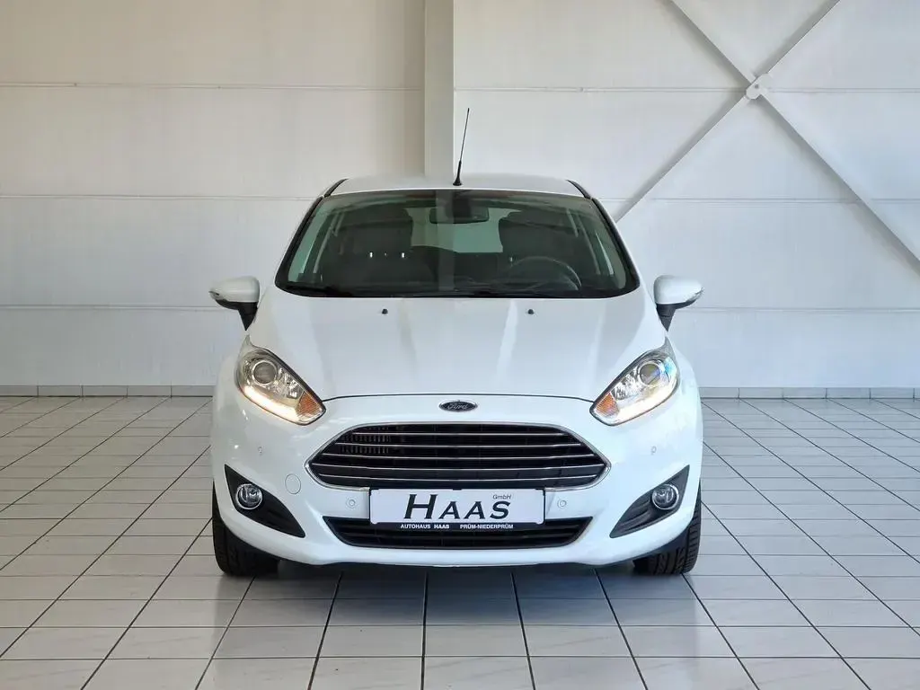 Gebraucht Ford Fiesta Titanium 101 PS (74 kW) 2017 Weiß Limousine