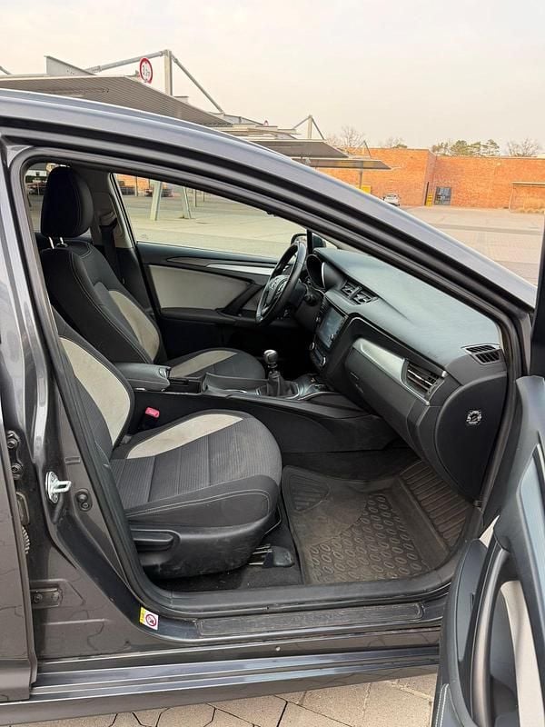 Gebraucht Toyota Avensis 143 PS (105 kW) 2015 Silber Kombi