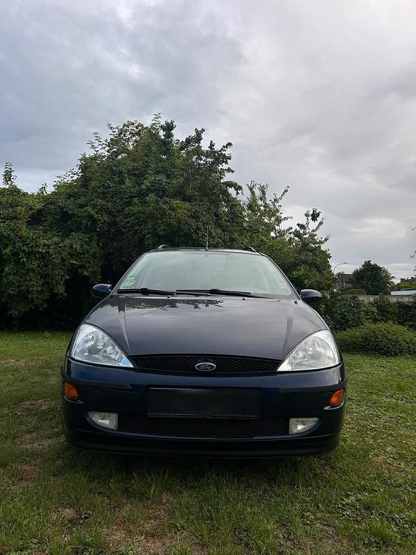 Blau Gebraucht 2000 Ford Focus Kombi | 2.800 € (Etwas zu teuer) - Bild 1/4