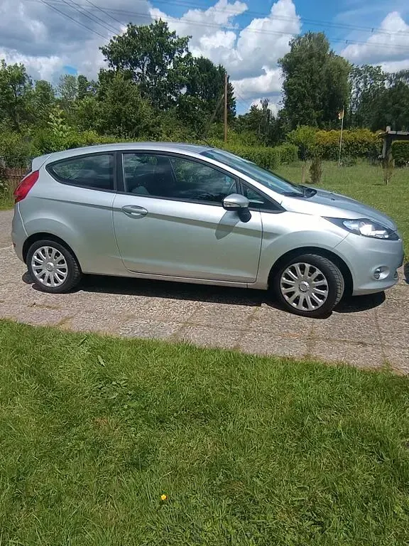 Gebraucht Ford Fiesta Ambiente 60 PS (44 kW) 2011 Silber Limousine