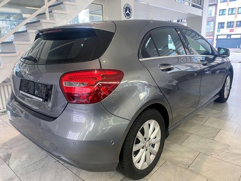 Gebraucht Mercedes A180 122 PS (89 kW) 2016 Grau Limousine