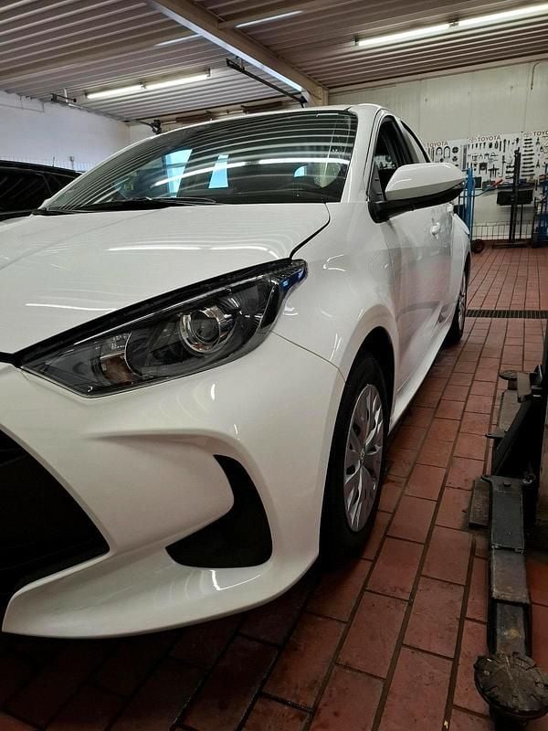 Weiß Gebraucht 2021 Toyota Yaris Comfort Kleinwagen | 12.200 € (Fairer Preis) - Bild 1/3
