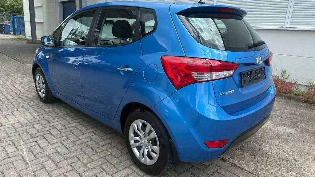 Gebraucht Hyundai ix20 90 PS (66 kW) 2017 Blau Kleinwagen