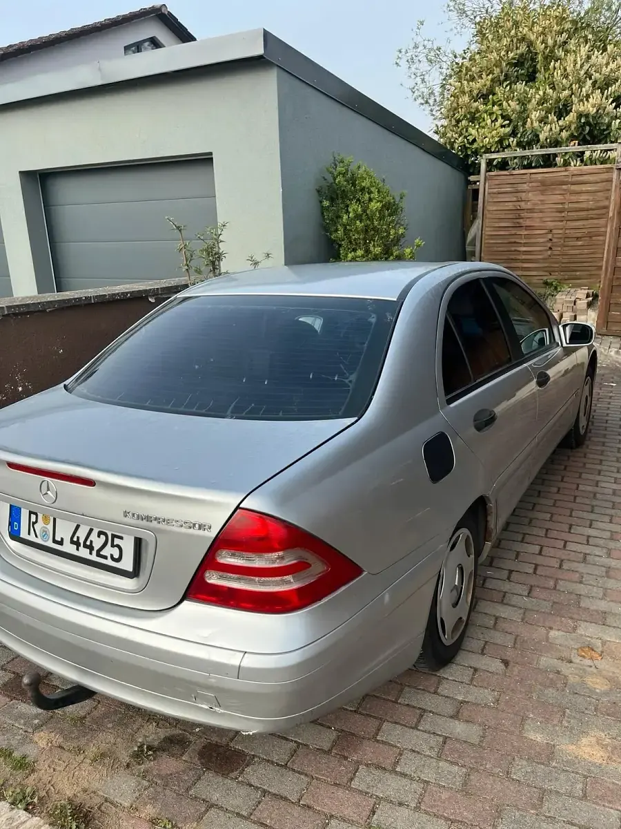 Second-hand Mercedes E200 163 CP (119 kW) 2003 Berlinǎ
