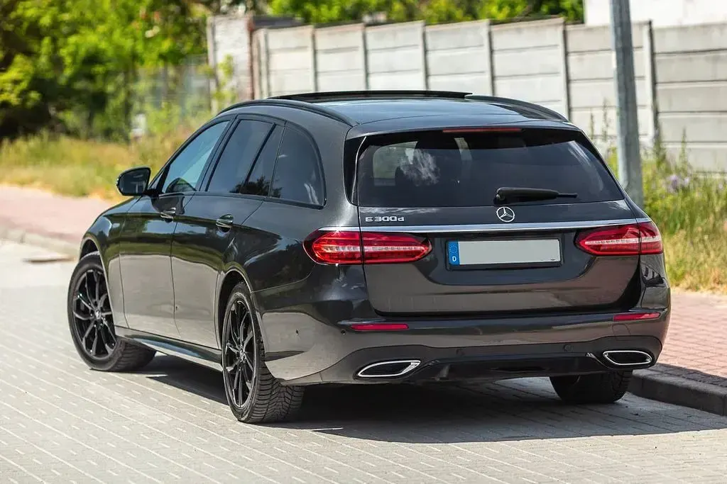Gebraucht Mercedes E300 AMG line 194 PS (142 kW) 2022 Grau Limousine