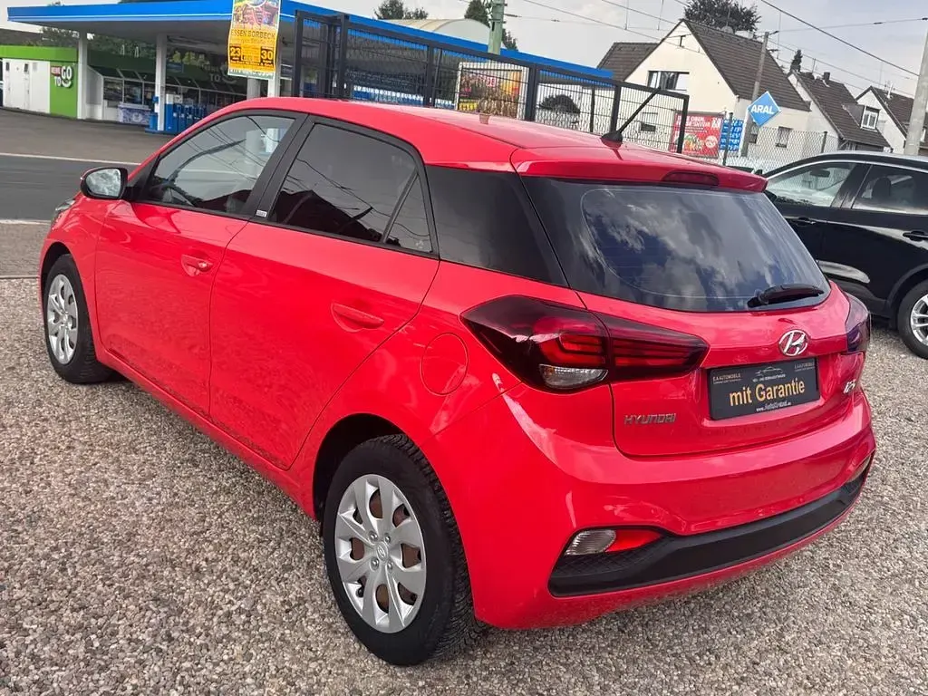 Gebraucht Hyundai i20 Select 101 PS (74 kW) 2020 Rot Kleinwagen