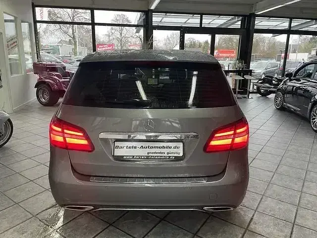 Gebraucht Mercedes B200 Urban 136 PS (100 kW) 2015 Grau Kleinwagen