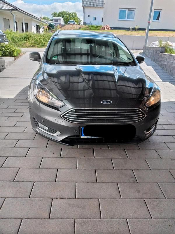 Grau Gebraucht 2016 Ford Focus Kombi | 9.500 € (Fairer Preis) - Bild 1/4