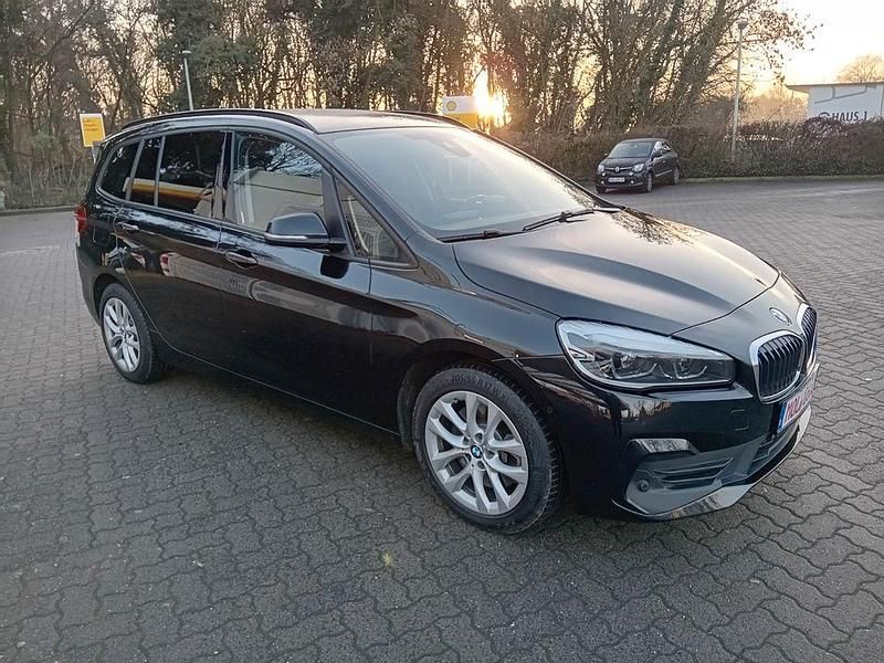 Saphirschwarz Gebraucht 2023 BMW 218 Gran Tourer Sport Line Van / Kleinbus | 22.199 € (Fairer Preis) - Bild 1/4