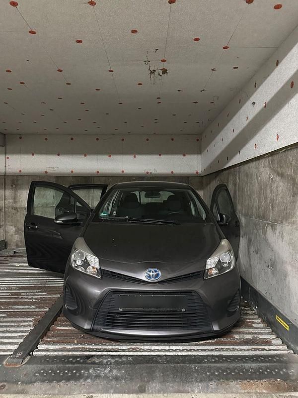 Grau Gebraucht 2013 Toyota Yaris Kleinwagen | 8.500 € (Guter Preis) - Bild 1/4