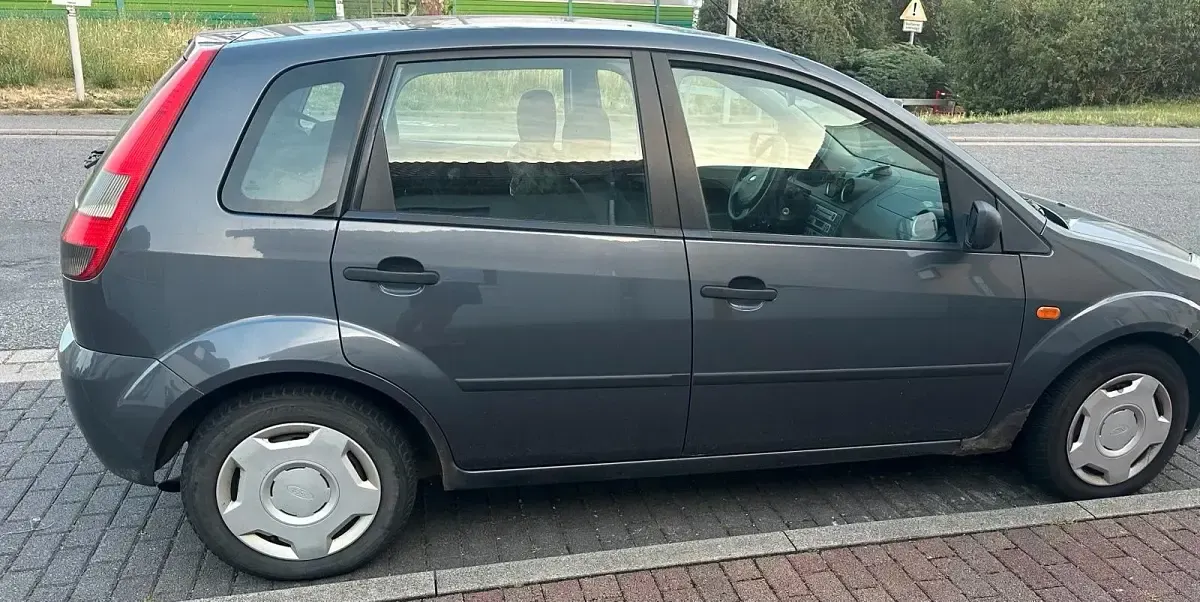 Gebraucht Ford Fiesta 70 PS (51 kW) 2004 Grau Kleinwagen
