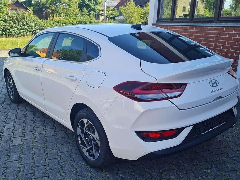 Gebraucht Hyundai i30 Life 140 PS (102 kW) 2024 Serenity white pearl Limousine