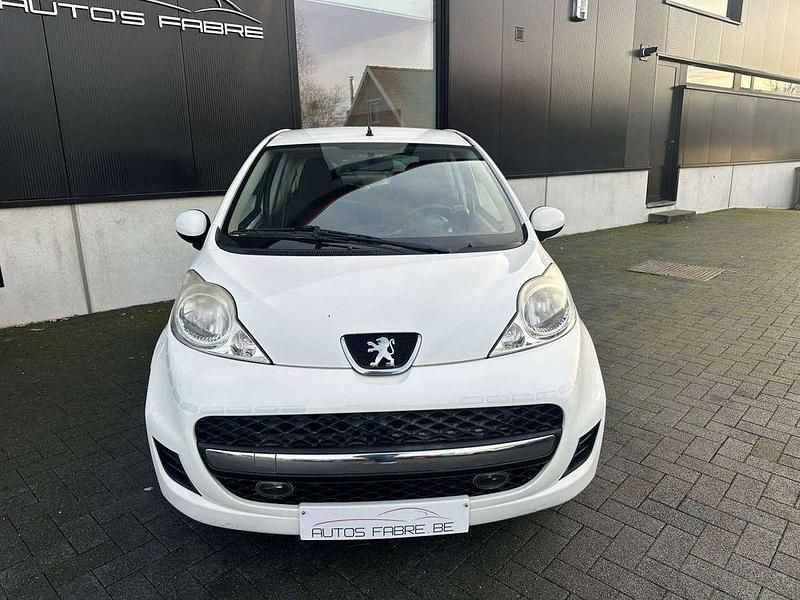 Gebraucht Peugeot 107 68 PS (50 kW) 2012 Weiß Kleinwagen