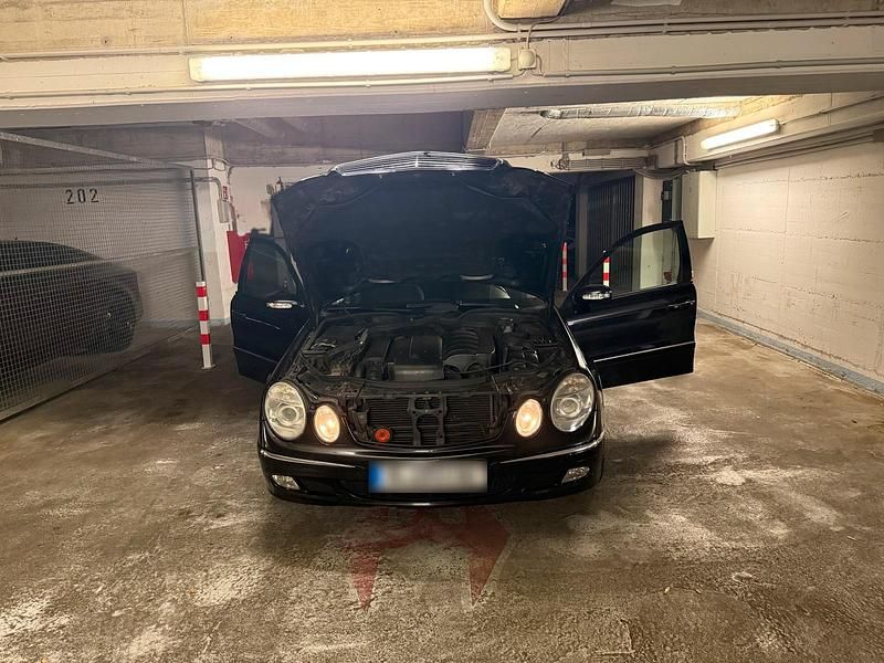 Gebraucht Mercedes E220 150 PS (110 kW) 2004 Schwarz Limousine