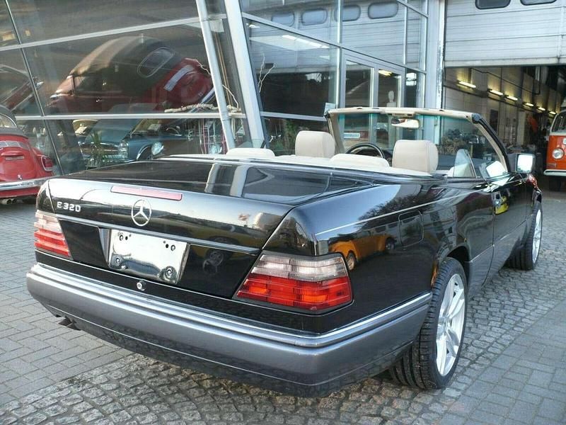 Gebraucht Mercedes E320 220 PS (161 kW) 1995 Glanzschwarz 040 Cabrio