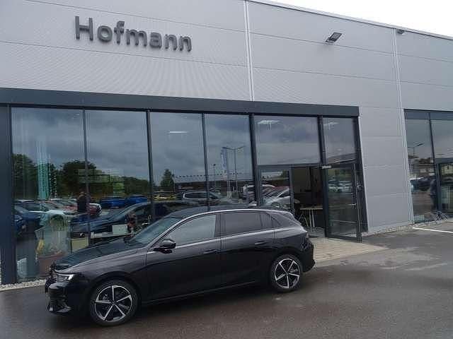 Schwarz karbon schwarz Gebraucht 2024 Opel Astra Limousine | 19.950 € (Superpreis) - Bild 1/4