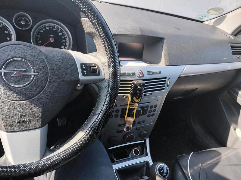 Gebraucht Opel Astra 125 PS (91 kW) 2005 Silber Kleinwagen