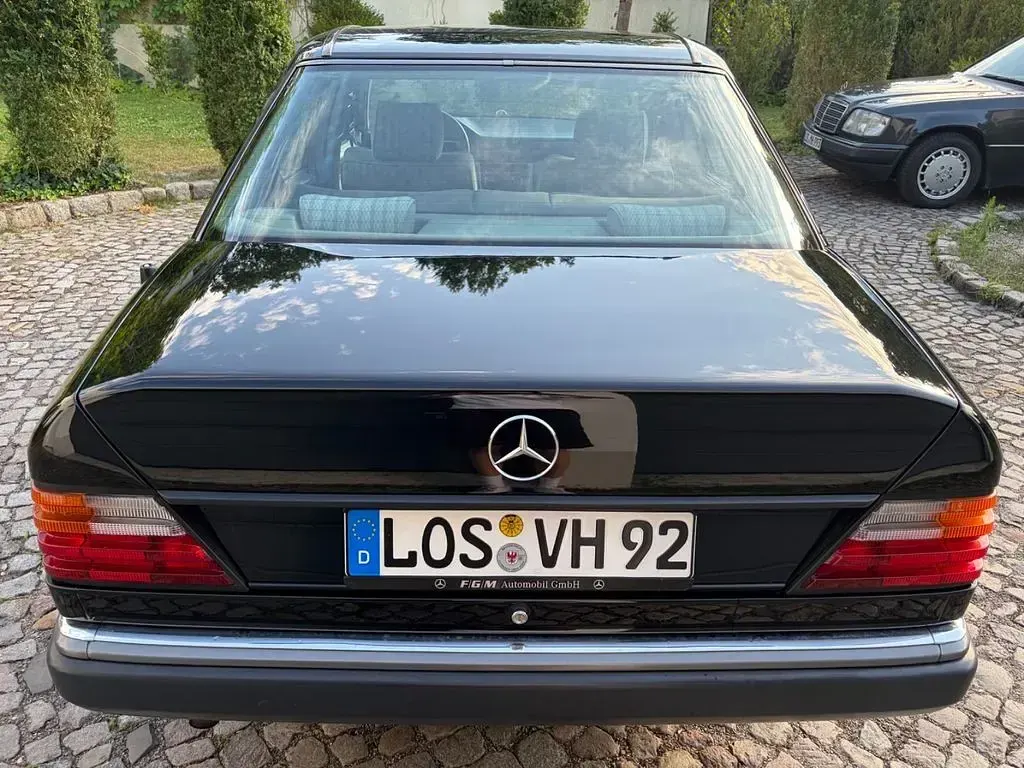 Gebraucht Mercedes E200 136 PS (100 kW) 1992 Schwarz Limousine