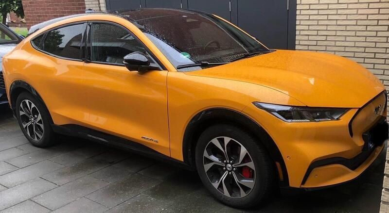 Orange Gebraucht 2023 Ford Mustang Mach-E Premium SUV | 44.400 € - Bild 1/4