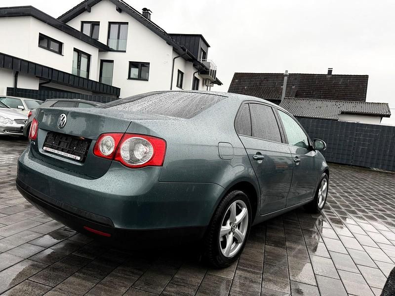 Gebraucht VW Jetta 102 PS (75 kW) 2005 Grün Limousine