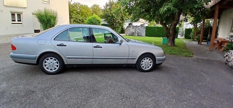 Silber Gebraucht 1998 Mercedes 200 Limousine | 3.790 € (Etwas zu teuer) - Bild 1/4