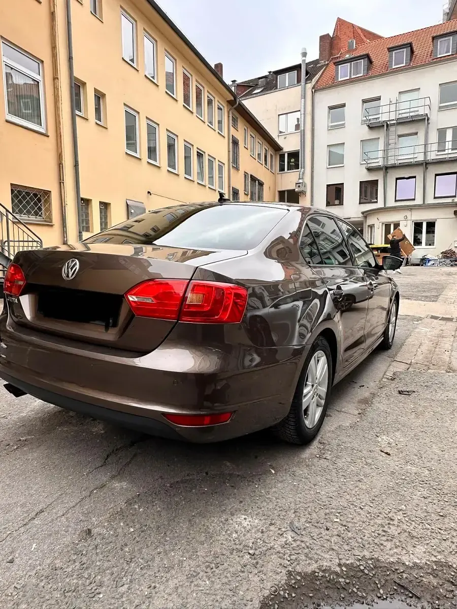 Używany VW Jetta 105 KM (77 kW) 2012 Brązowy Sedan/Limuzyna
