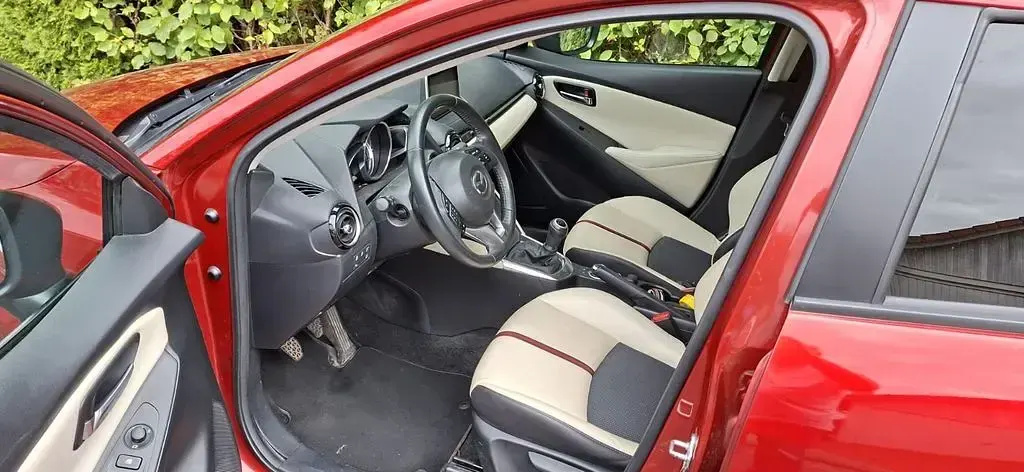 Gebraucht Mazda 2 Edition 90 PS (66 kW) 2015 Rot Limousine
