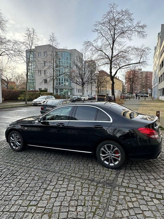 Schwarz Gebraucht 2017 Mercedes C200 Limousine | 15.300 € (Fairer Preis) - Bild 1/4