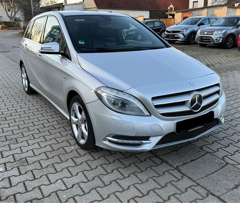 Gebraucht Mercedes B180 122 PS (89 kW) 2011 Silber Van / Kleinbus