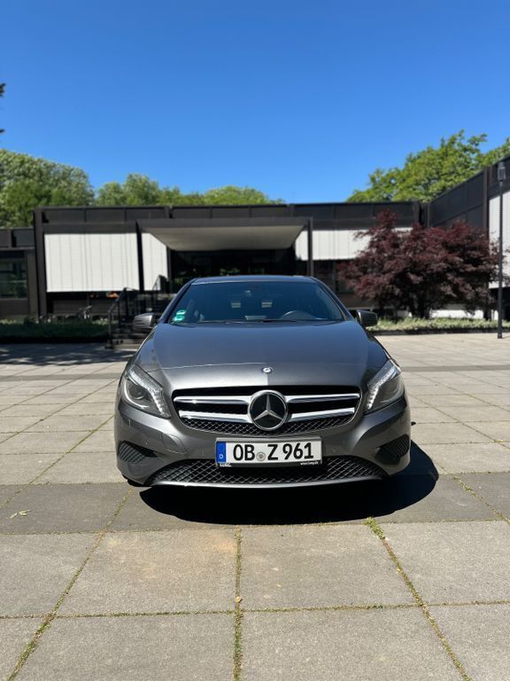 Grau Gebraucht 2013 Mercedes A180 Limousine | 9.800 € (Guter Preis) - Bild 1/4