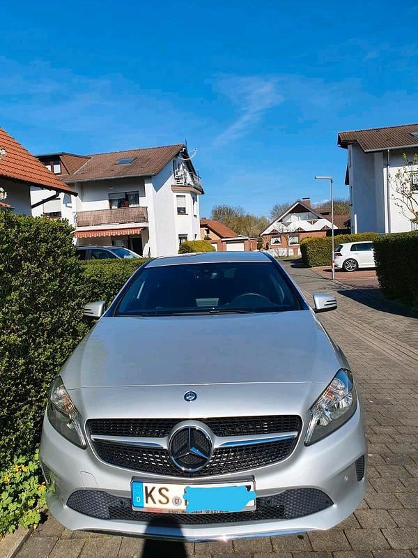 Silber Gebraucht 2016 Mercedes A180 Limousine | 14.400 € (Fairer Preis) - Bild 1/4