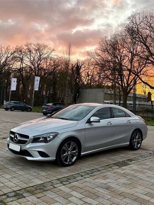 Silber Gebraucht 2013 Mercedes CLA250 Urban Limousine | 18.200 € (Superpreis) - Bild 1/4
