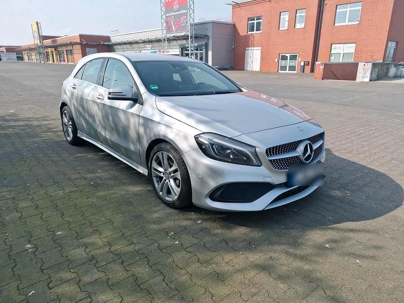 Gebraucht Mercedes A180 109 PS (80 kW) 2015 Silber Kleinwagen