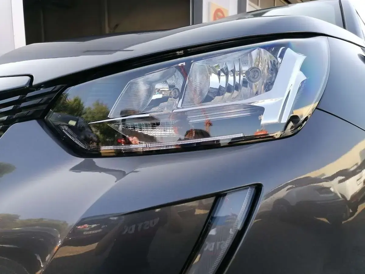 Gebraucht Peugeot 2008 Active 131 PS (96 kW) 2023 Metfa platinium grau SUV