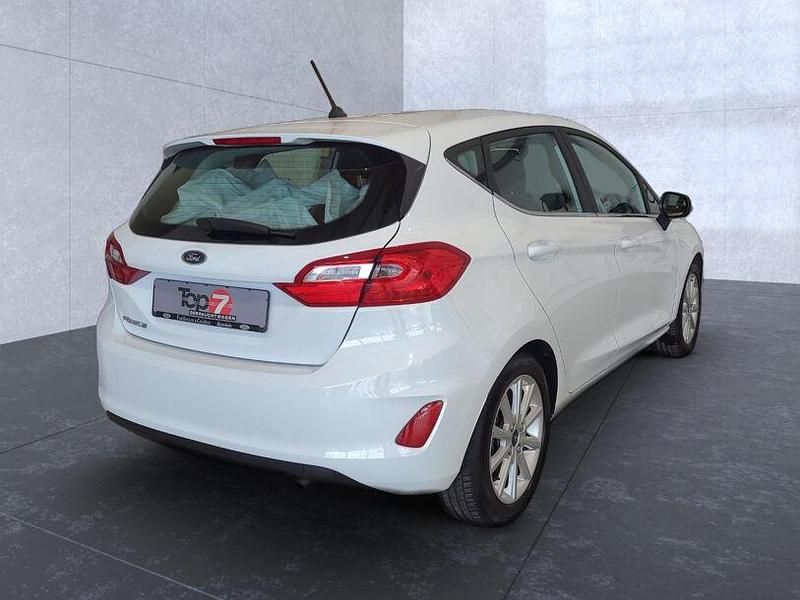 Gebraucht Ford Fiesta Titanium 125 PS (91 kW) 2018 Frostweiß Kleinwagen