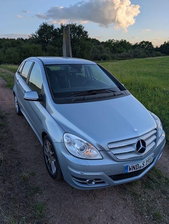 Silber Gebraucht 2011 Mercedes B200 Van / Kleinbus | 5.500 € (Fairer Preis) - Bild 1/4
