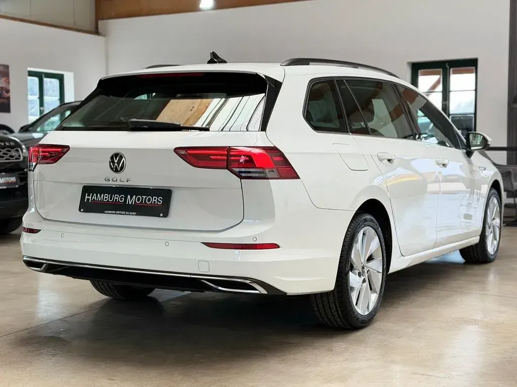 Używany VW Golf VIII Highline 150 KM (110 kW) 2022 Biały Kombi