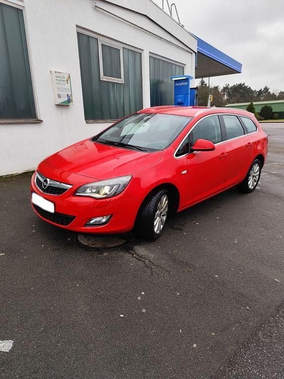 Gebraucht Opel Astra Innovation 165 PS (121 kW) 2012 Rot Kombi