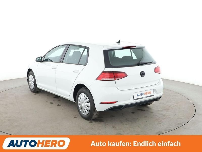 Gebraucht VW Golf VII Trendline 110 PS (80 kW) 2018 Weiß Limousine