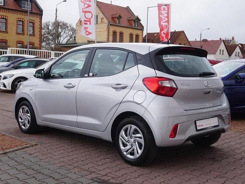 Gebraucht Hyundai i10 Select 67 PS (49 kW) 2021 Sleek silver / met Kleinwagen