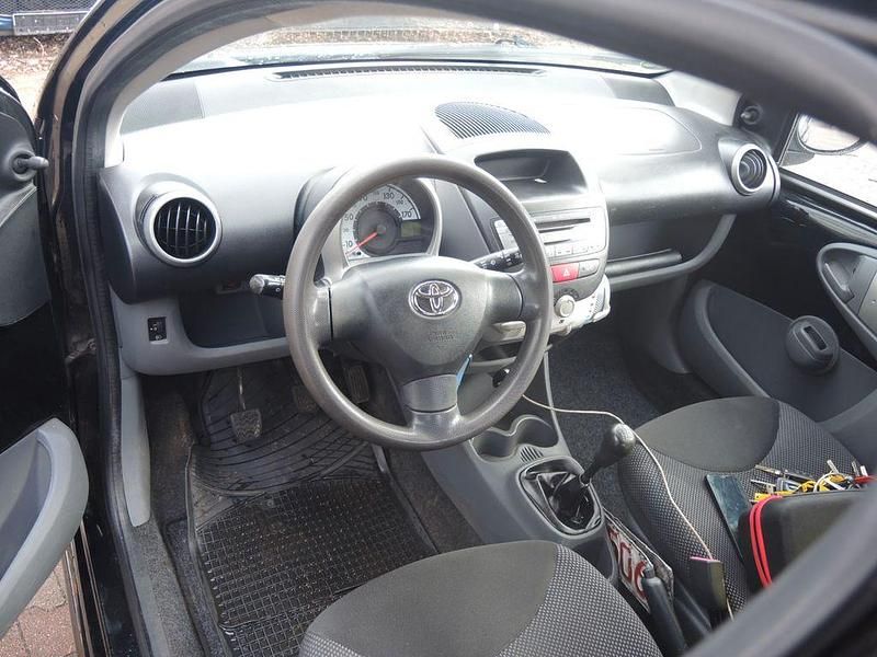 Gebraucht Toyota Aygo 68 PS (50 kW) 2010 Schwarz Kleinwagen