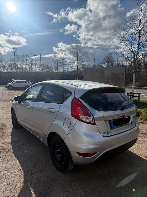 Gebraucht Ford Fiesta 101 PS (74 kW) 2015 Silber Limousine